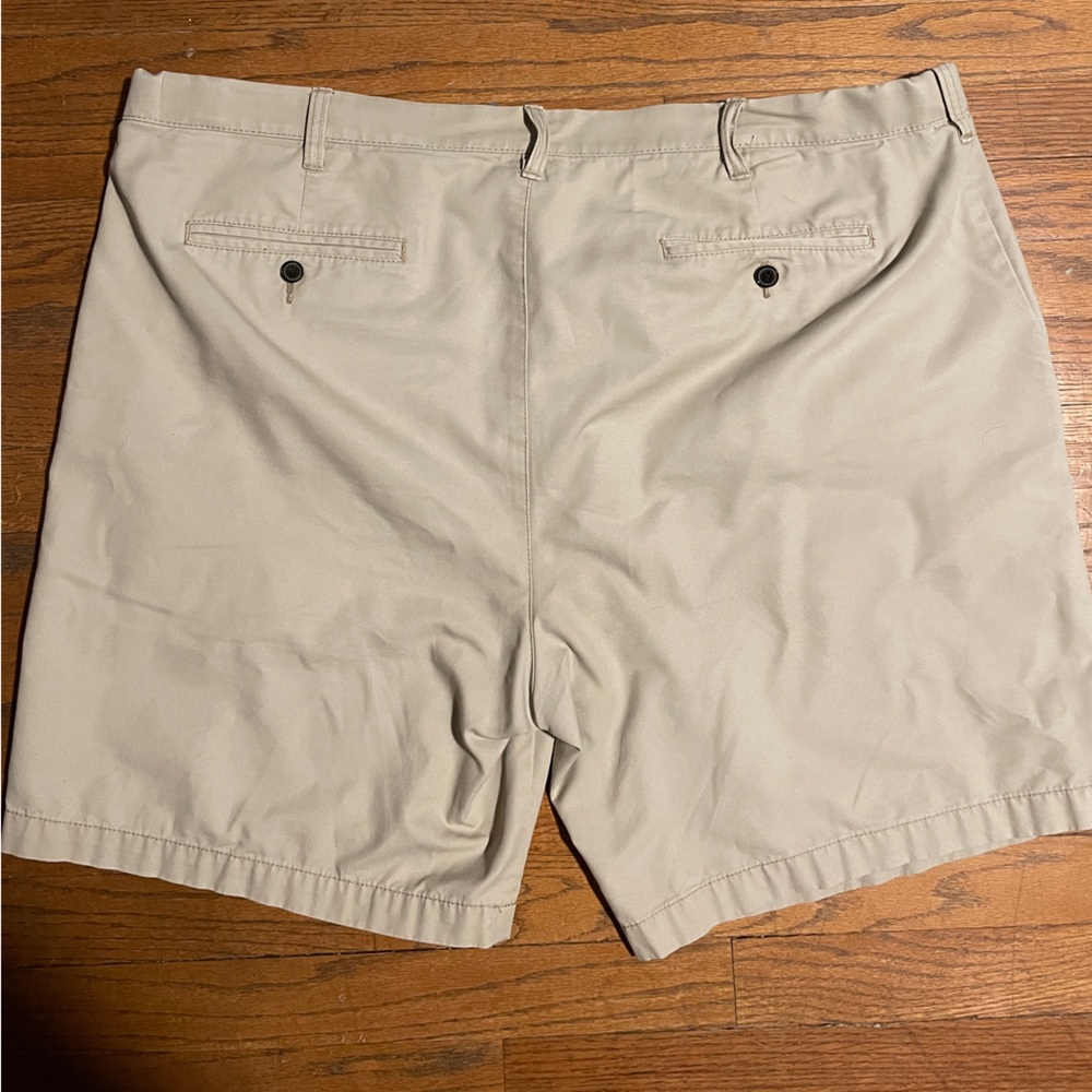 Croft & Barrow Men’s Khaki Shorts - Picture 2 of 3
